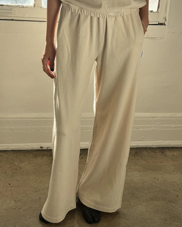model wearing naturel wide leg pants with side inlets